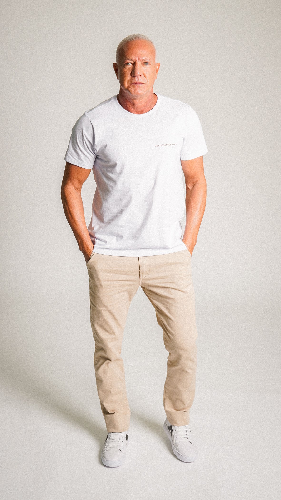 Camiseta Estampada Jesus Loves - Branca