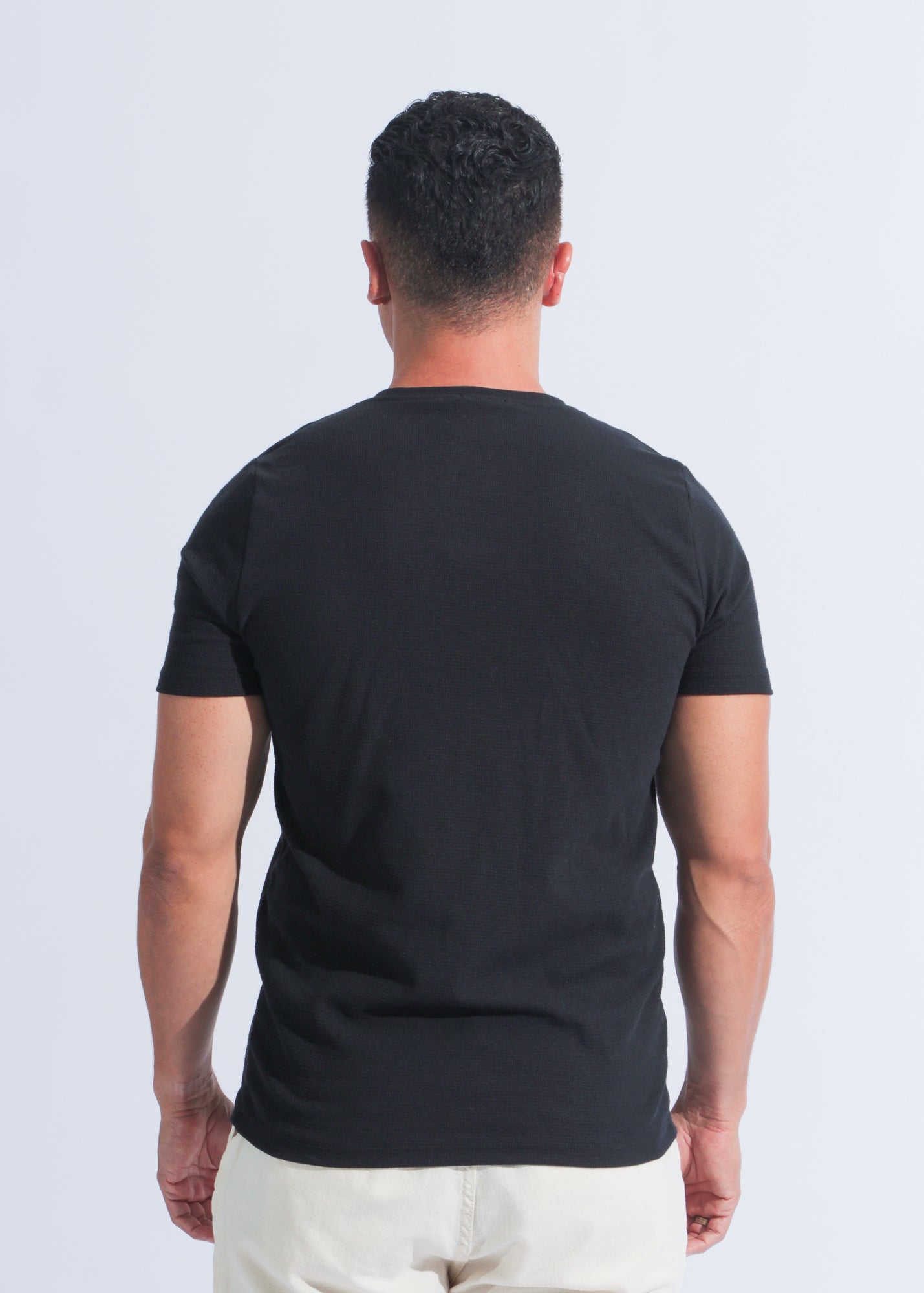 Camiseta Tricô Gola V - Preta