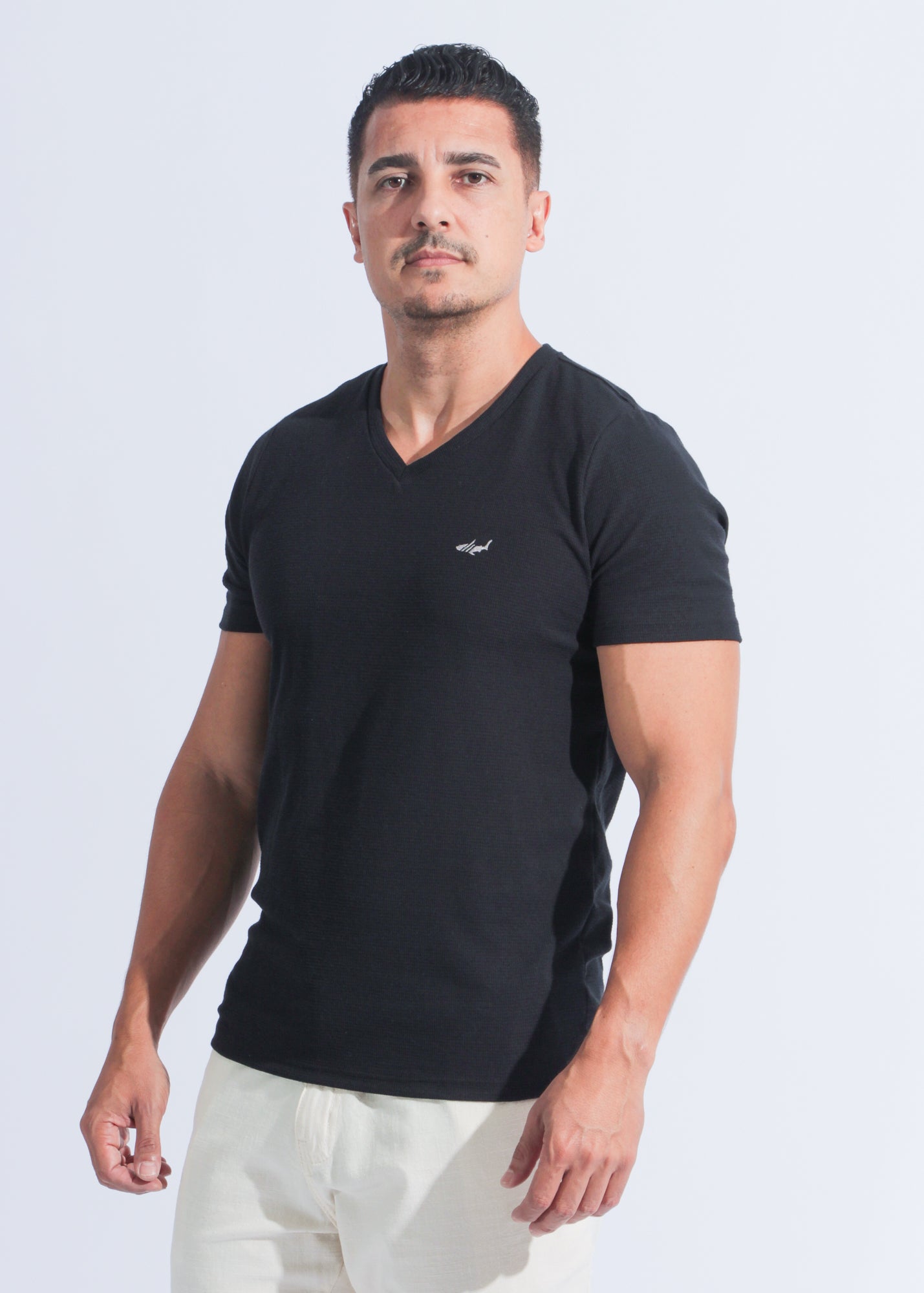 Camiseta Tricô Gola V - Preta