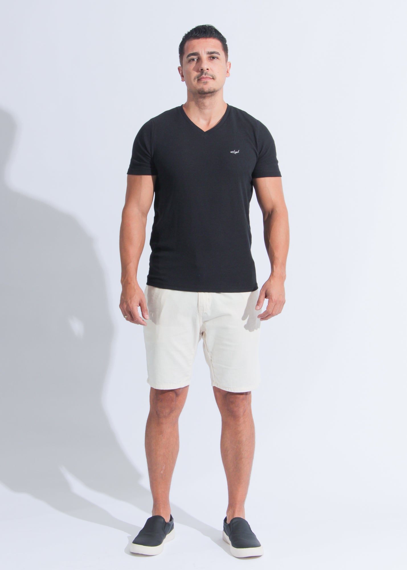 Camiseta Tricô Gola V - Preta