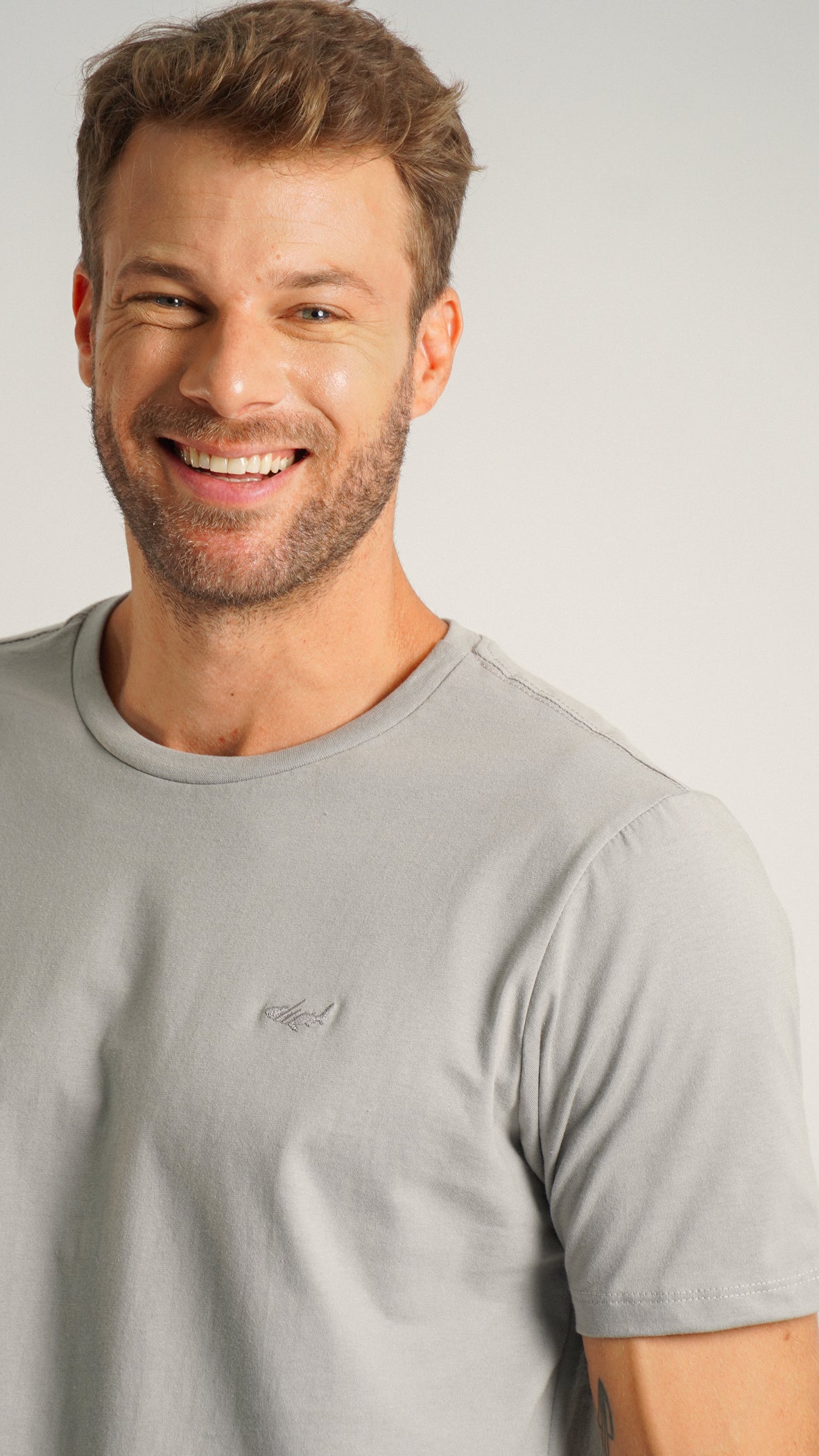 Camiseta Básica - Cinza