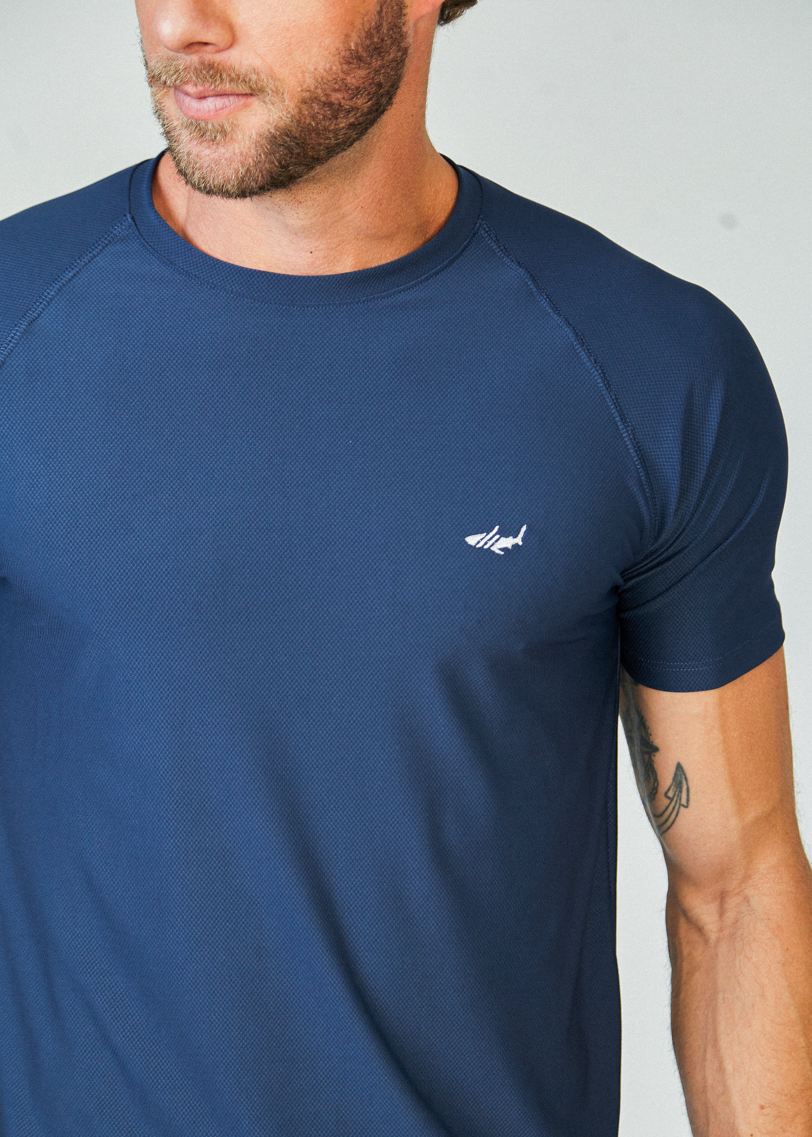 Camiseta dry fit azul hot sale marinho