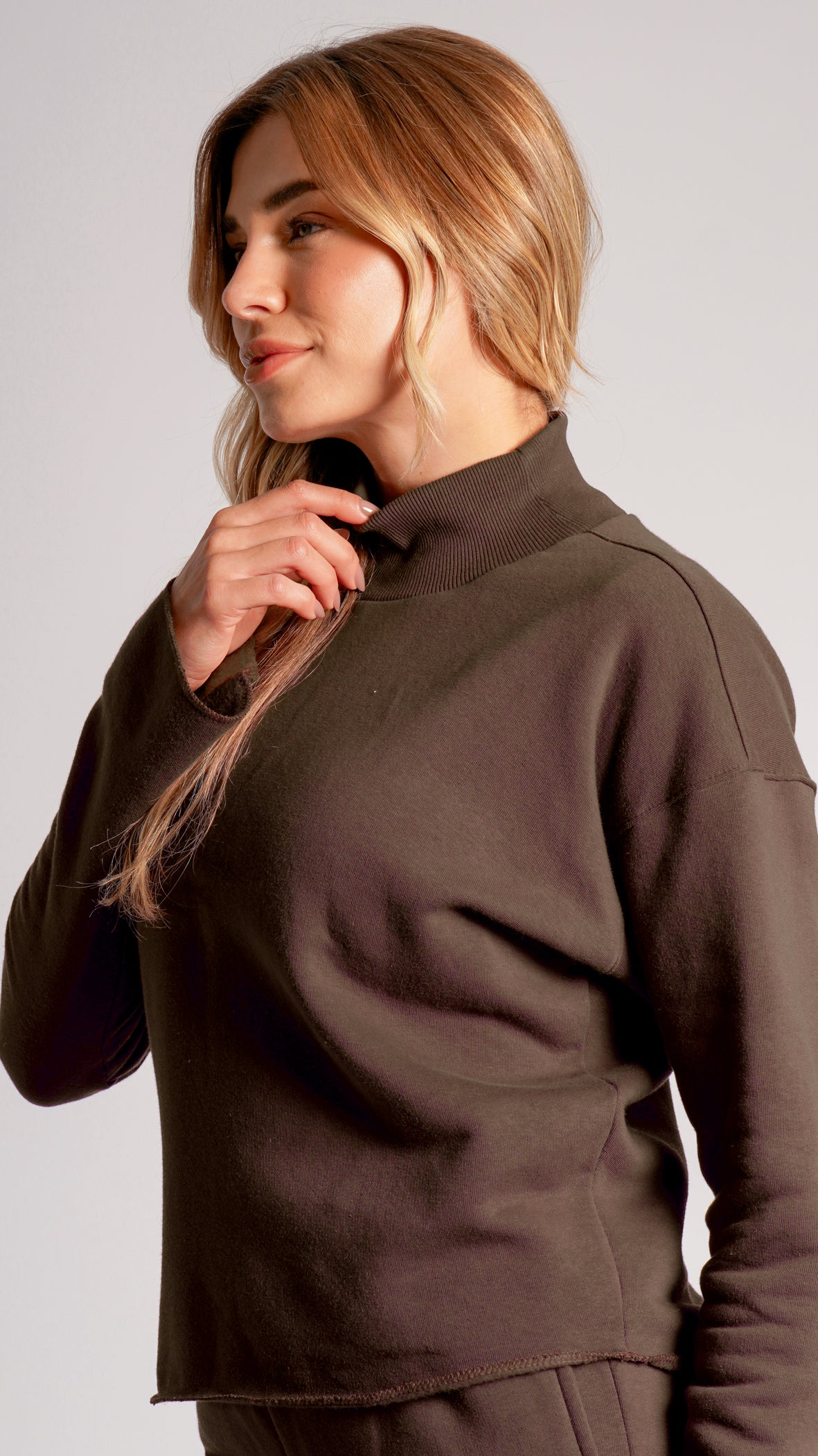 Moletom Cropped Gola Alta Premium - Marrom