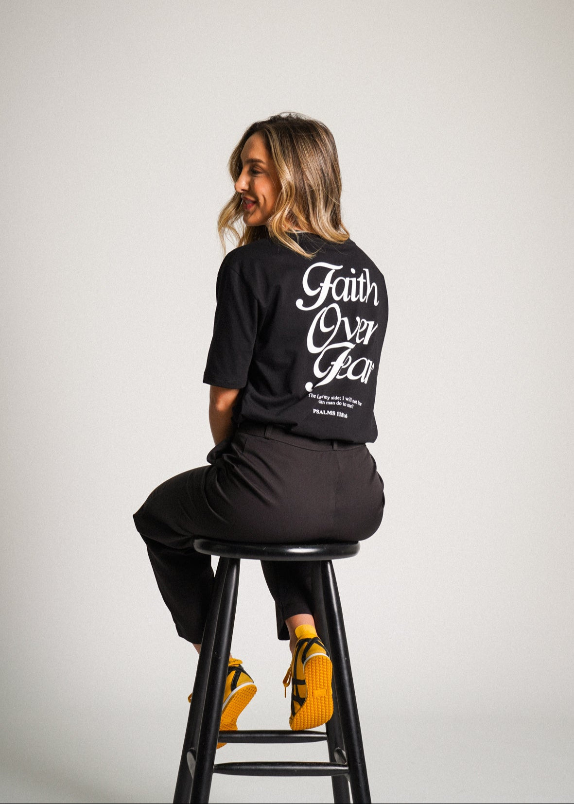 Camiseta Oversized Preta - Faith Over Fear