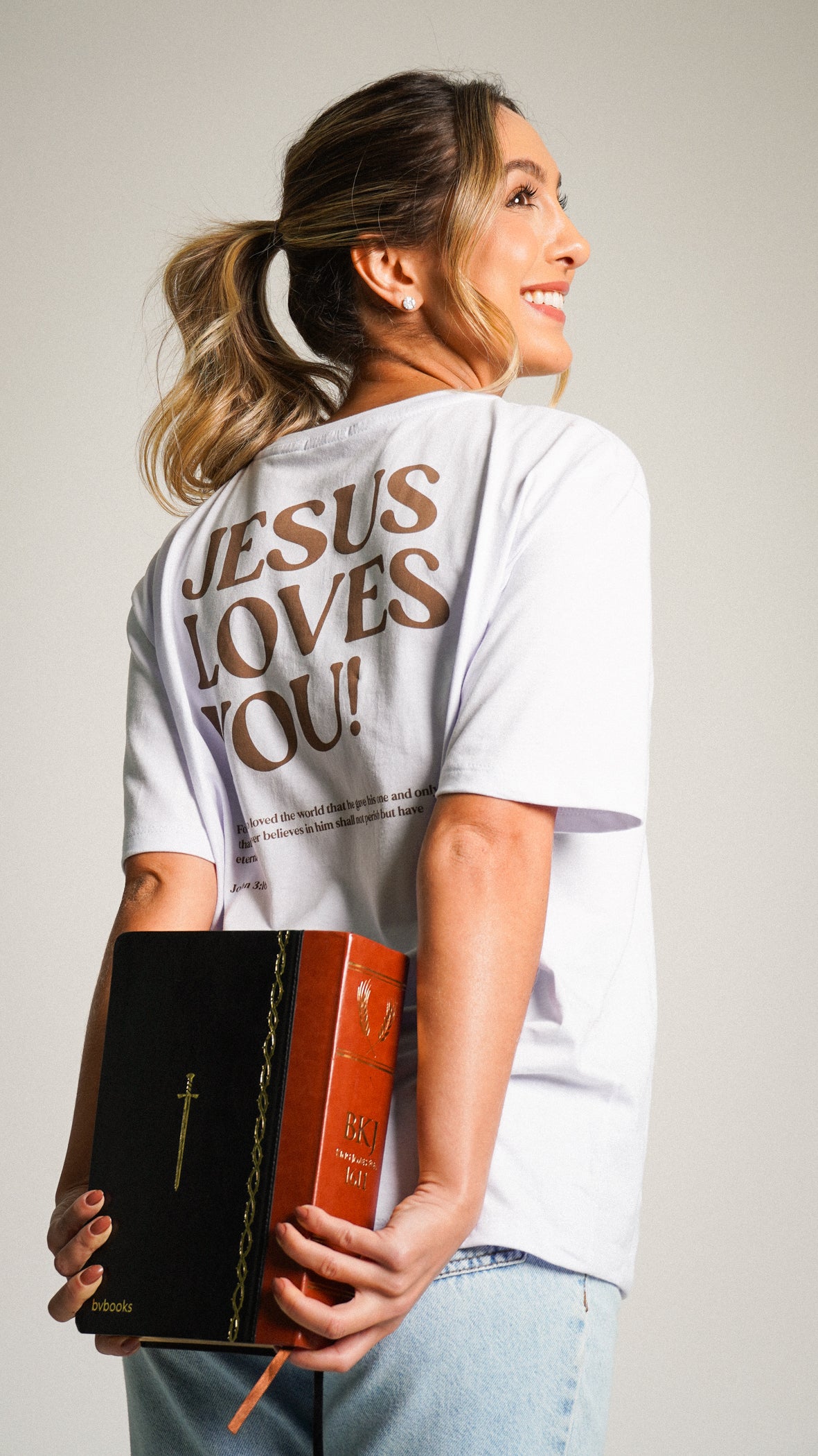 Camiseta Oversized Branca - Jesus Loves