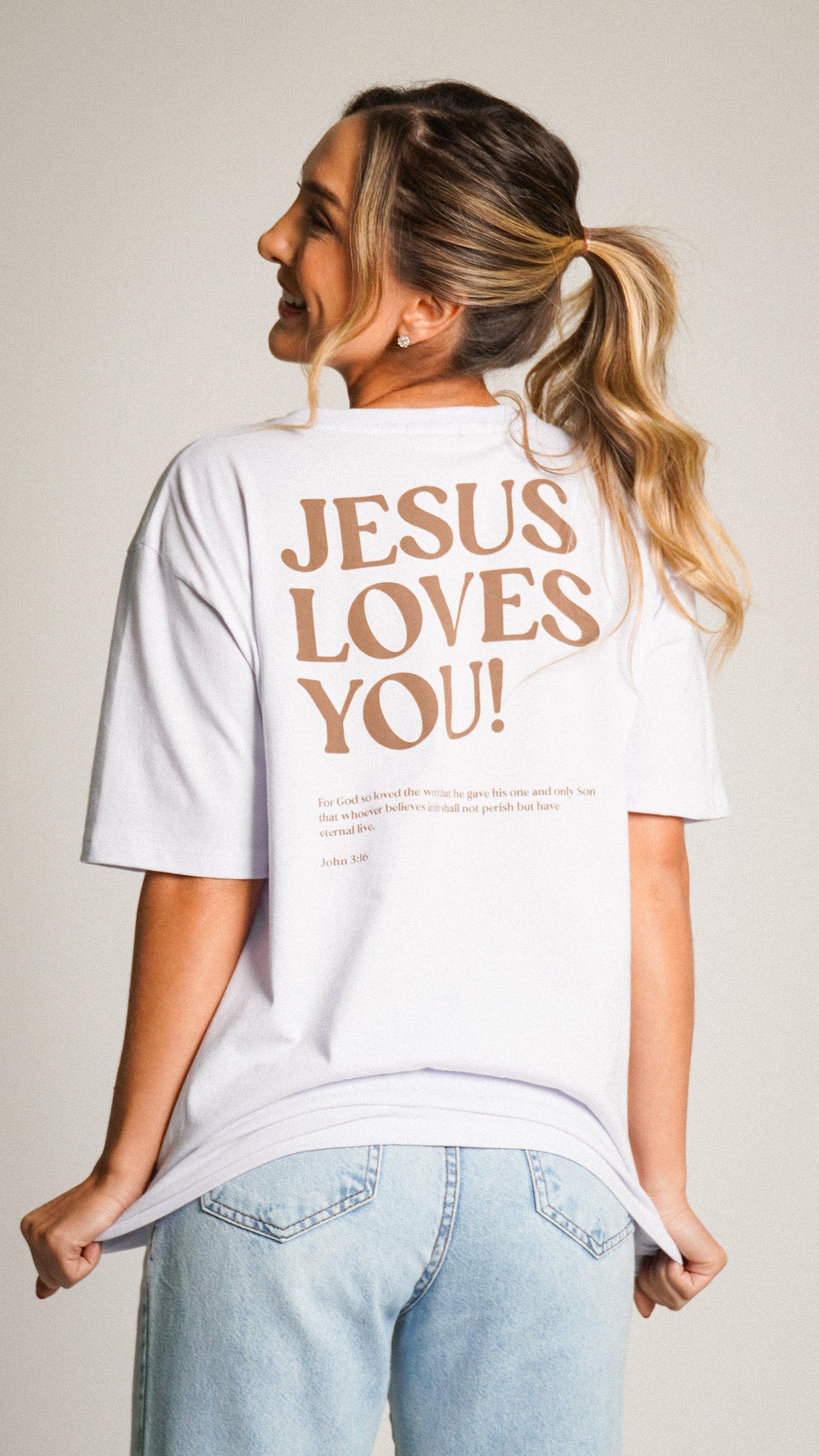 Camiseta Oversized Branca - Jesus Loves