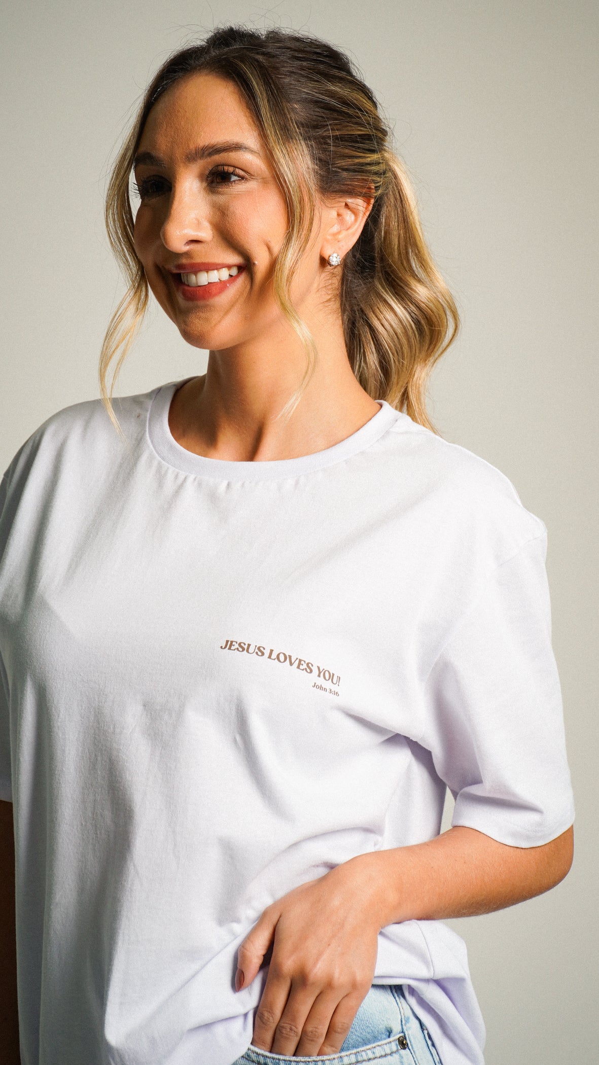 Camiseta Oversized Branca - Jesus Loves