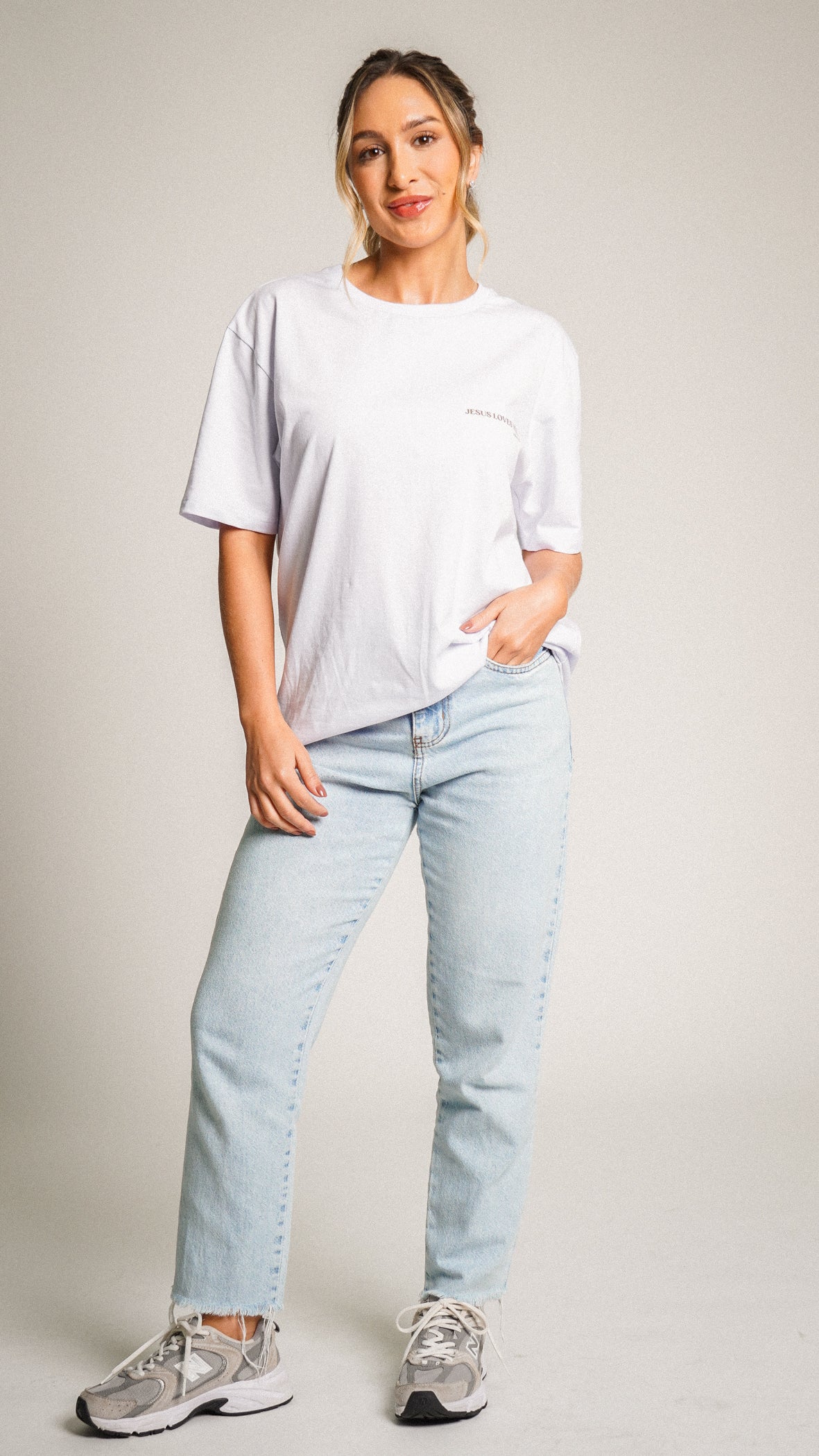 Camiseta Oversized Branca - Jesus Loves
