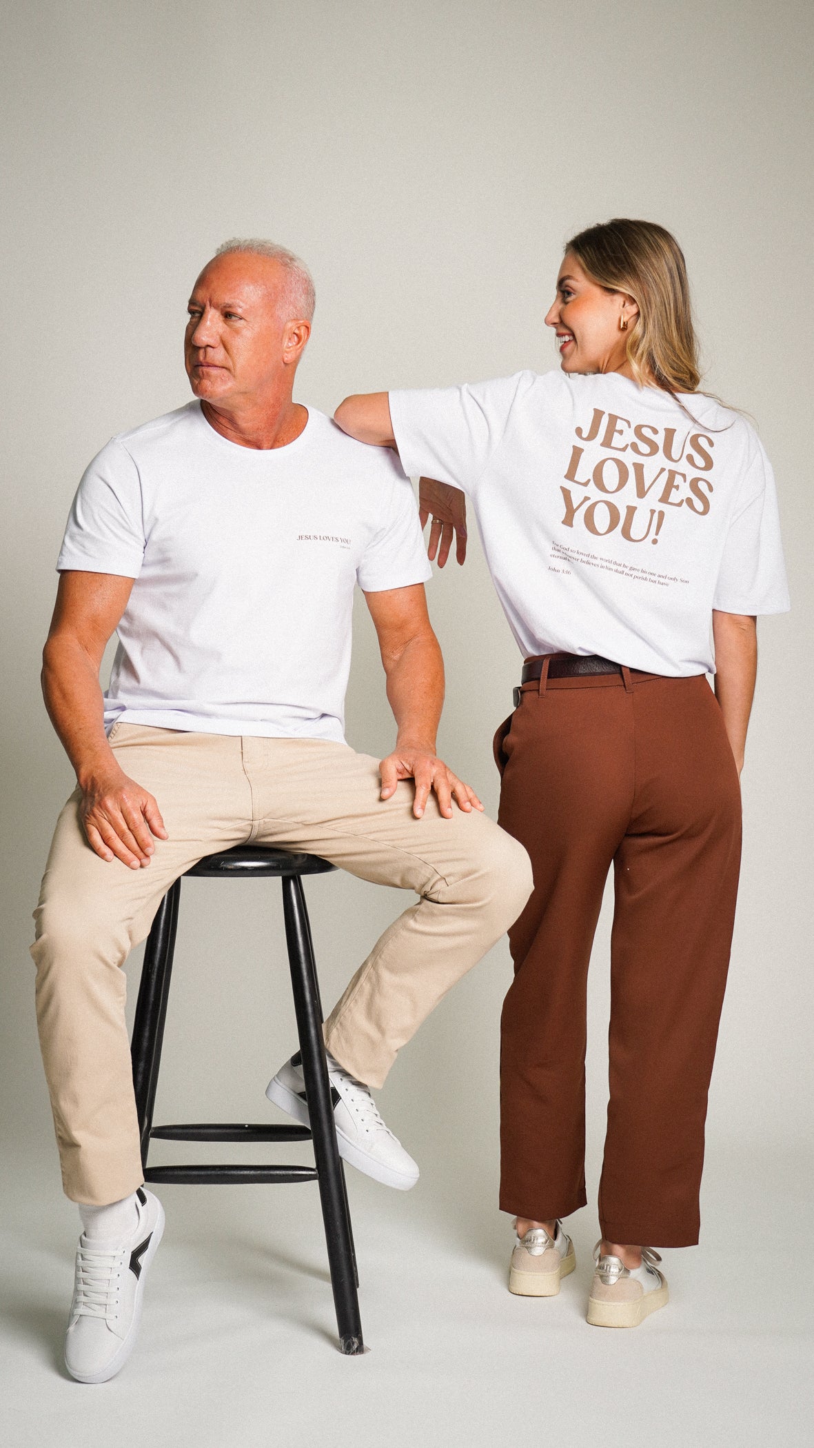 Camiseta Estampada Jesus Loves - Branca