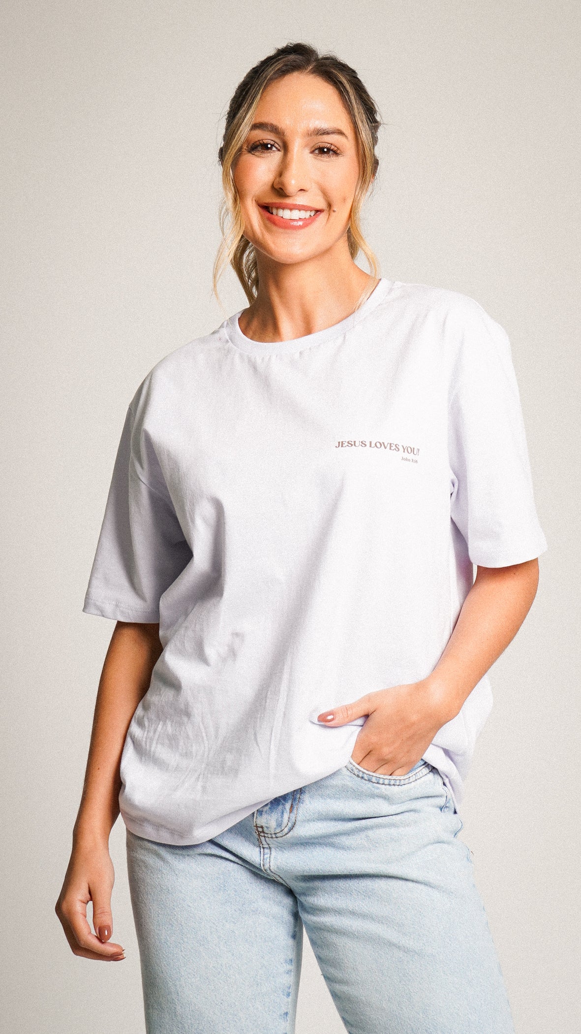 Camiseta Oversized Branca - Jesus Loves