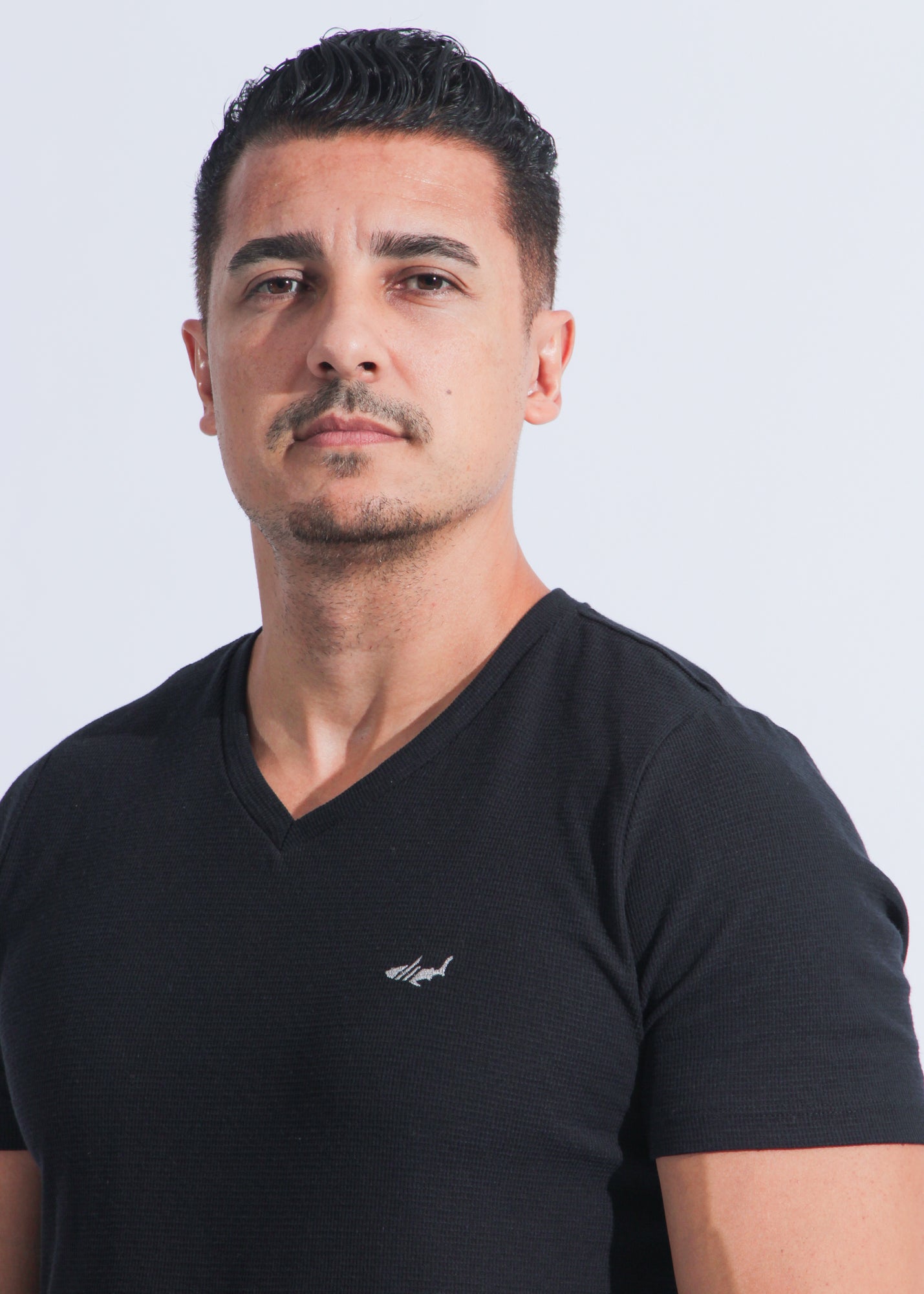 Camiseta Tricô Gola V - Preta