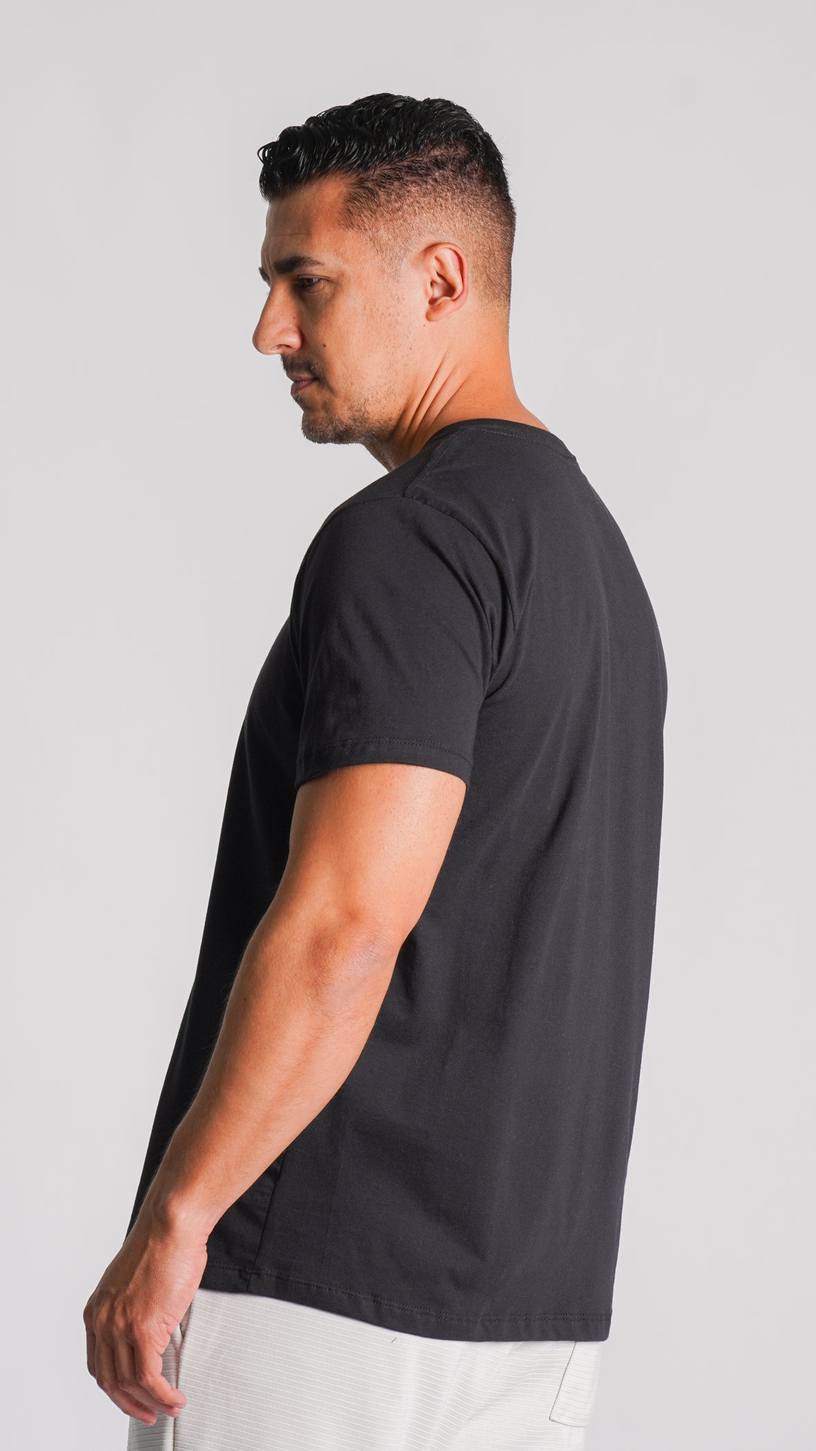 Camiseta Lisa Gola V - Preta