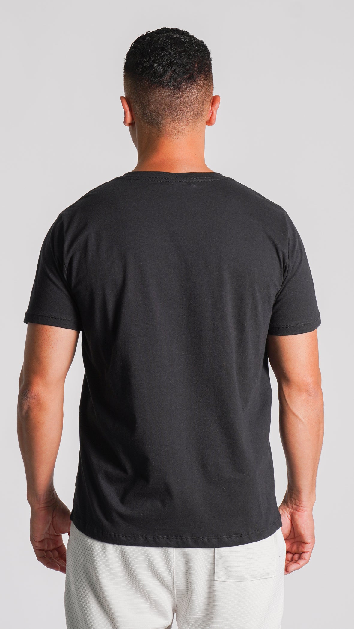 Camiseta Lisa Gola V - Preta