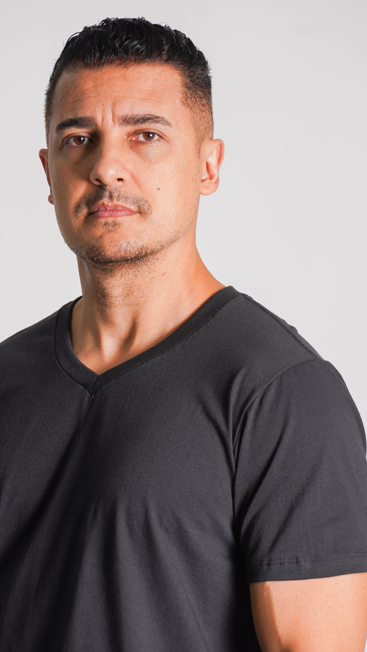 Camiseta Lisa Gola V - Preta