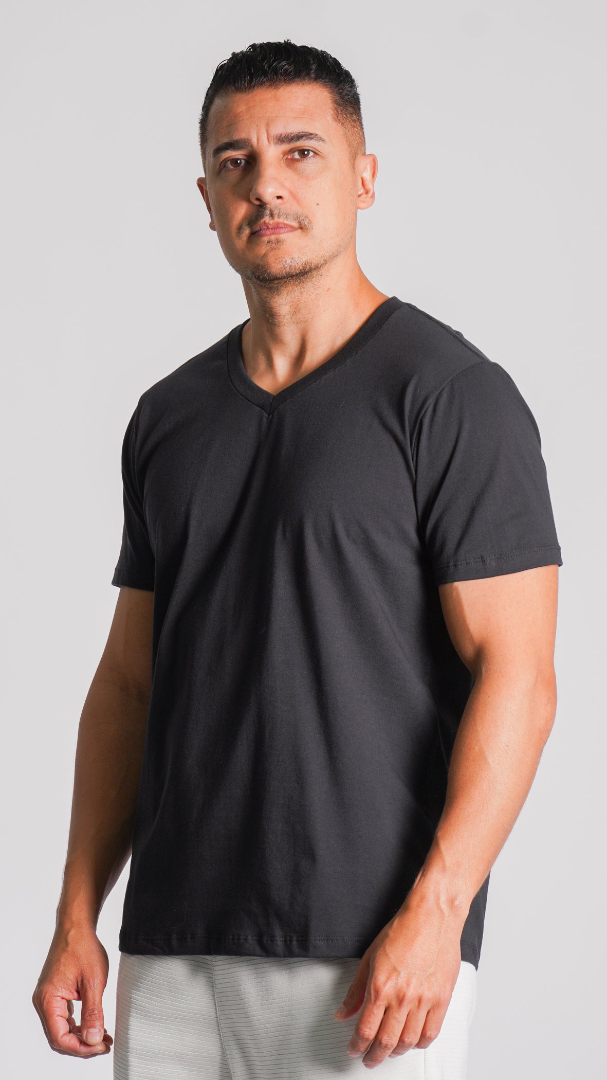 Camiseta Lisa Gola V - Preta