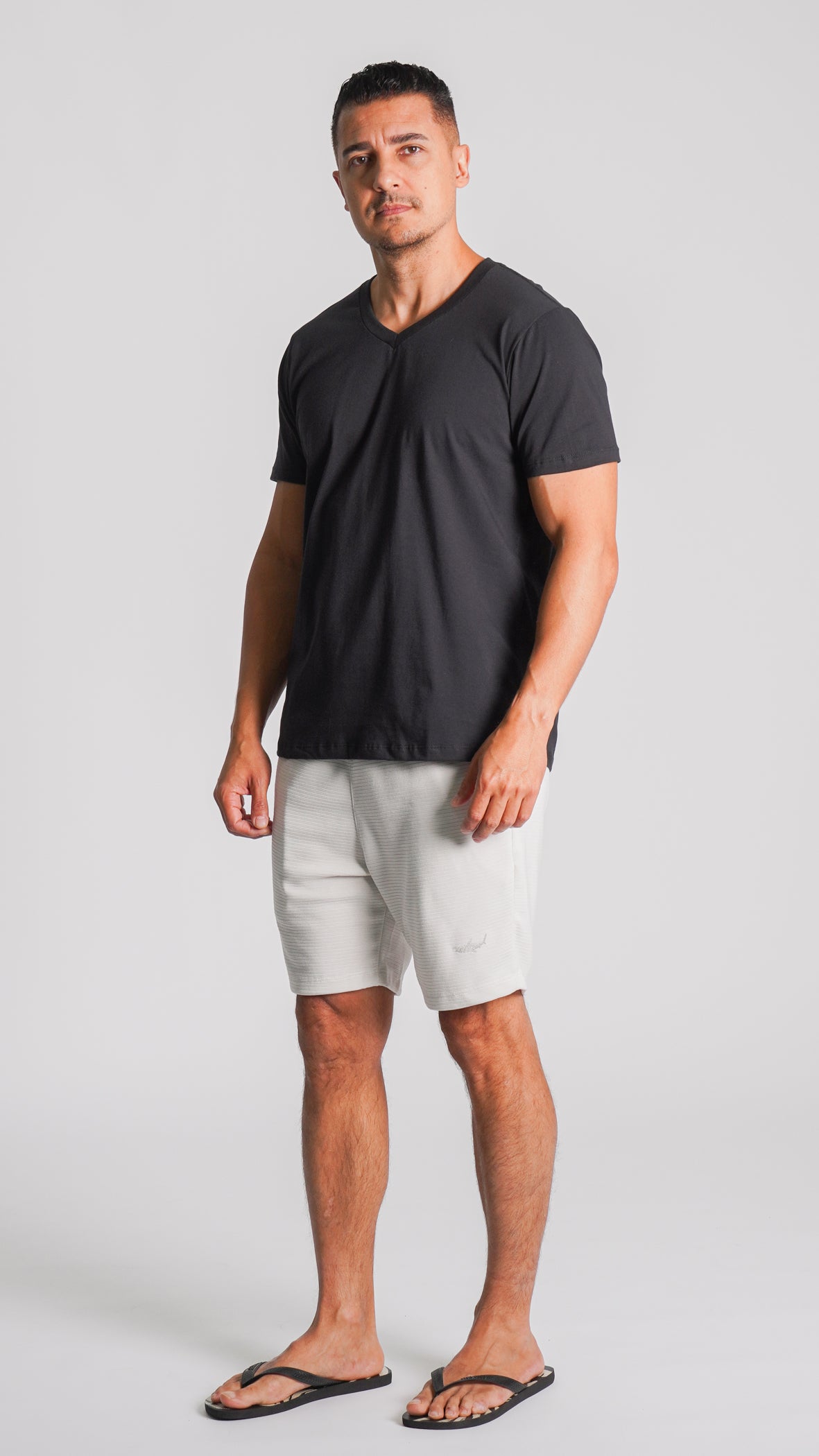 Camiseta Lisa Gola V - Preta
