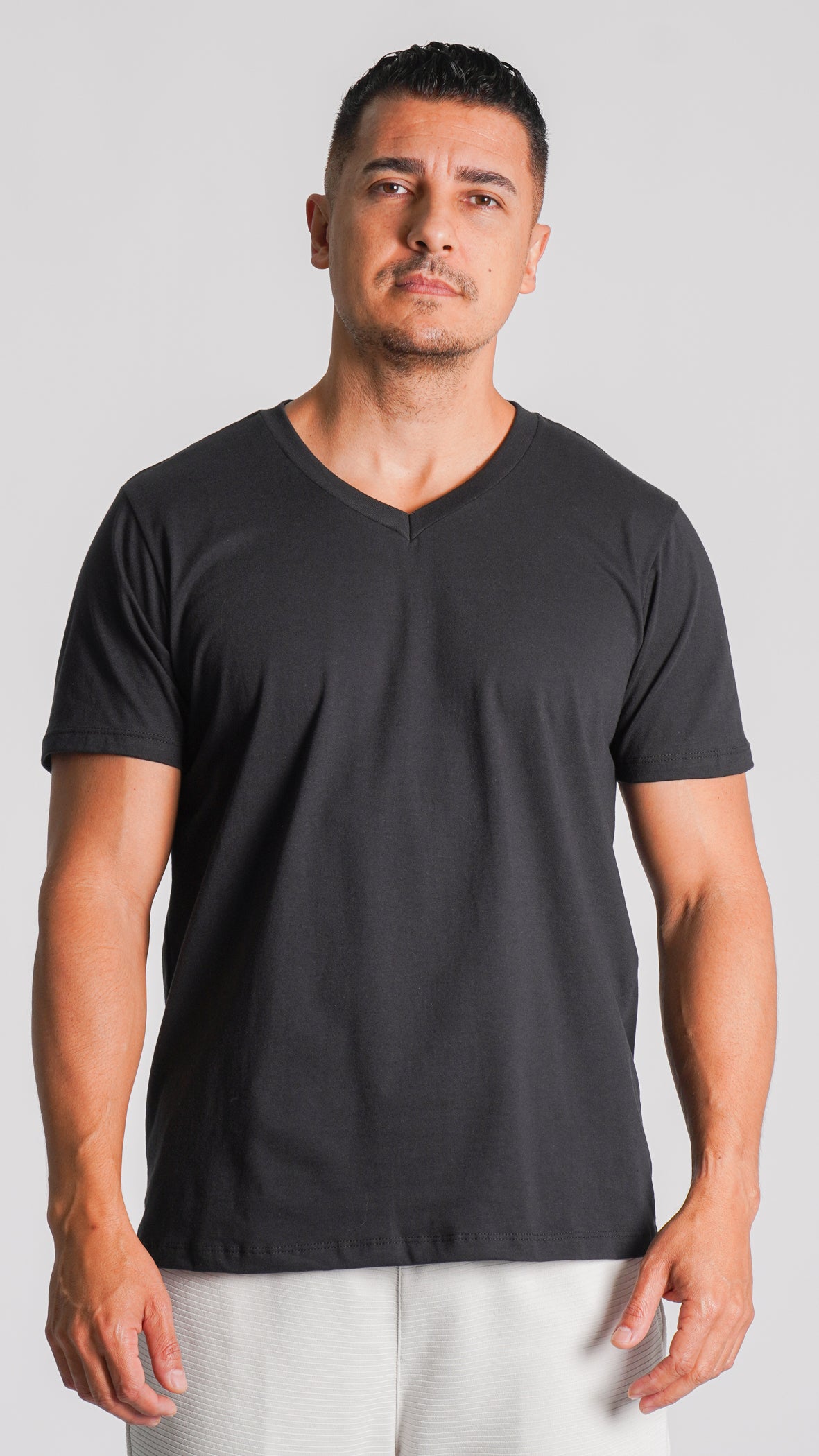 Camiseta Lisa Gola V - Preta